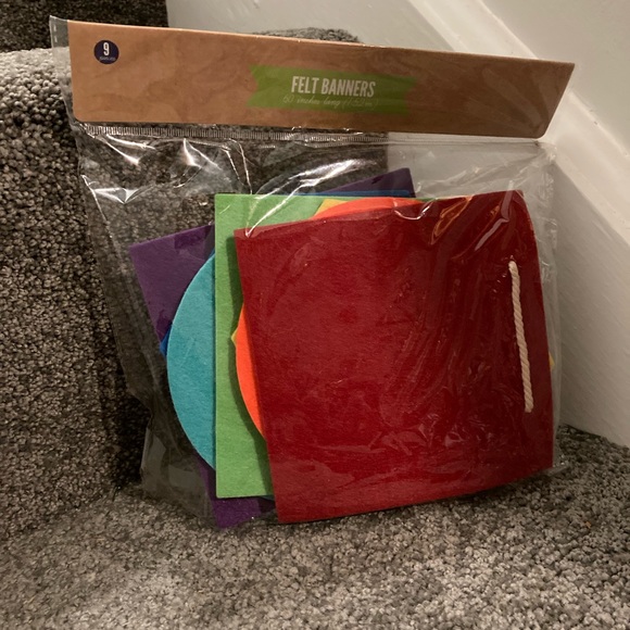 ✨10/$12✨Brand new set of Shape Banner, Adhesive felt letters, and Clips - Picture 4 of 6
